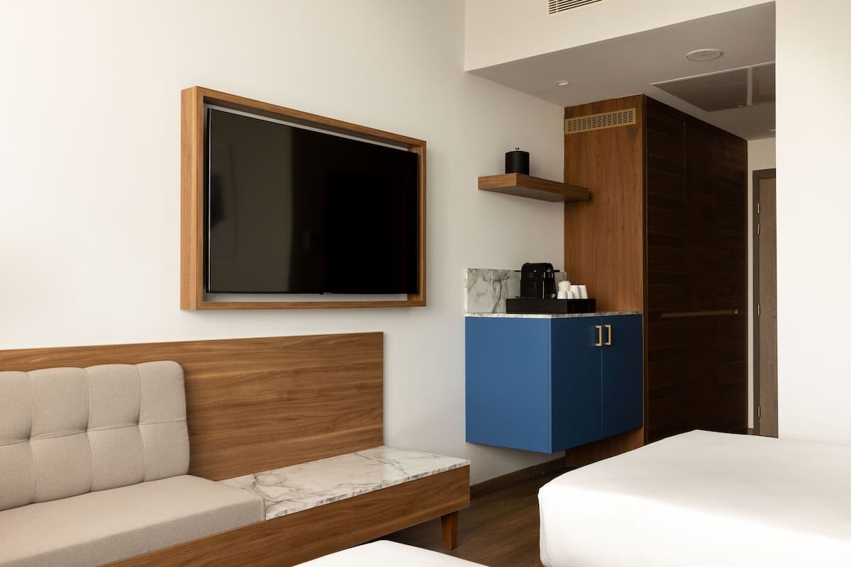 Pengeskab på værelset, skrivebord, arbejdsområde til bærbare computere