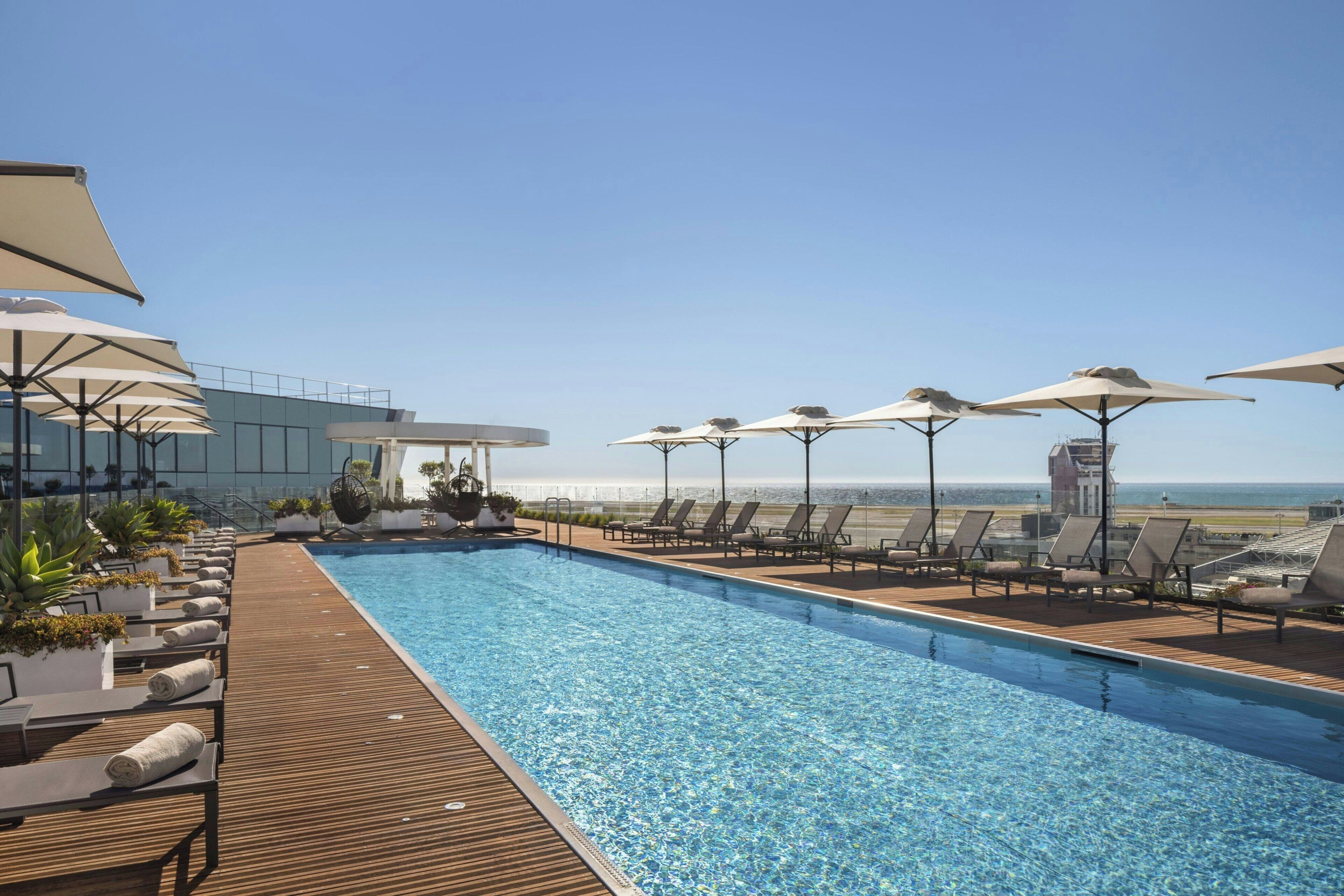 Piscine extérieure (ouverte en saison), parasols de plage