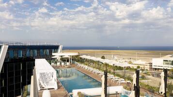 Alberca al aire libre por temporada y sombrillas en la alberca