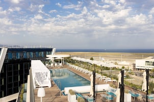 Piscine extérieure (ouverte en saison), parasols de plage