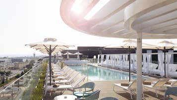 Piscine extérieure (ouverte en saison), parasols de plage