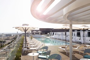 Una piscina al aire libre de temporada (de 10:00 a 18:00), sombrillas