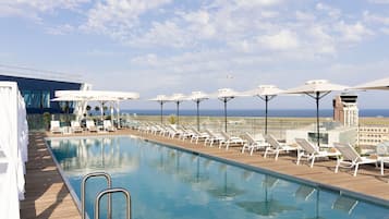 Piscine extérieure (ouverte en saison), parasols de plage