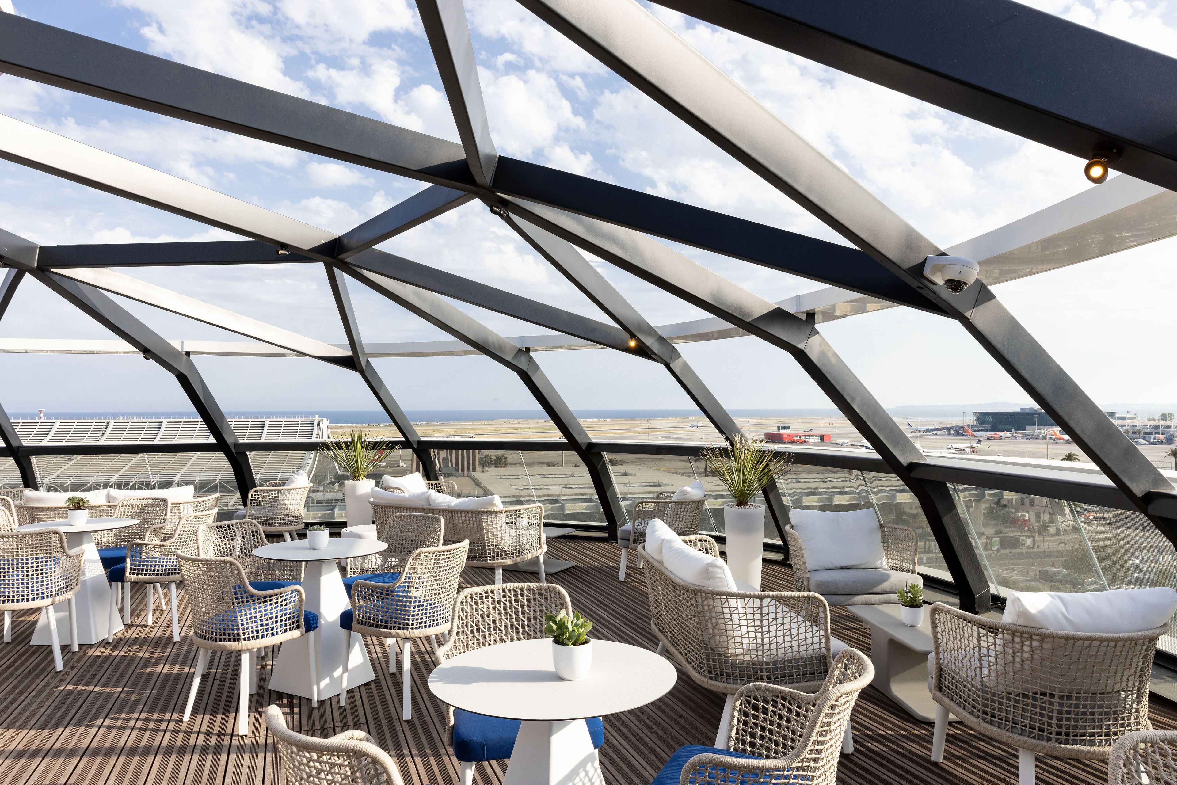 2 か所のバー / ラウンジ、屋上バー