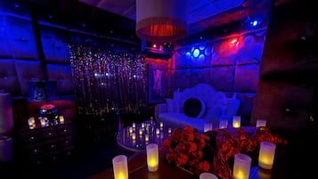 ห้องเอลีทสตูดิโอสวีท | เครื่องนอนระดับพรีเมียม, เตียงเมมโมรีโฟม, ห้องพักตกแต่งอย่างมีเอกลักษณ์