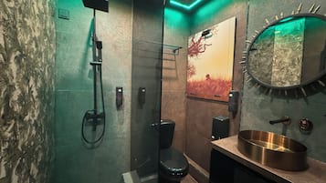 Design Double Room | Bathroom | Shower, free toiletries, hair dryer, slippers