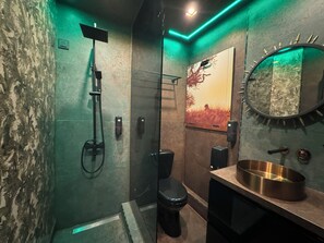 Design-Doppelzimmer | Badezimmer | Dusche, kostenlose Toilettenartikel, Haartrockner, Hausschuhe