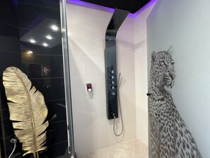 Grand Studio Suite | Bathroom shower - Xcite Hotel Salem (Elliniko-Argyroupoli)