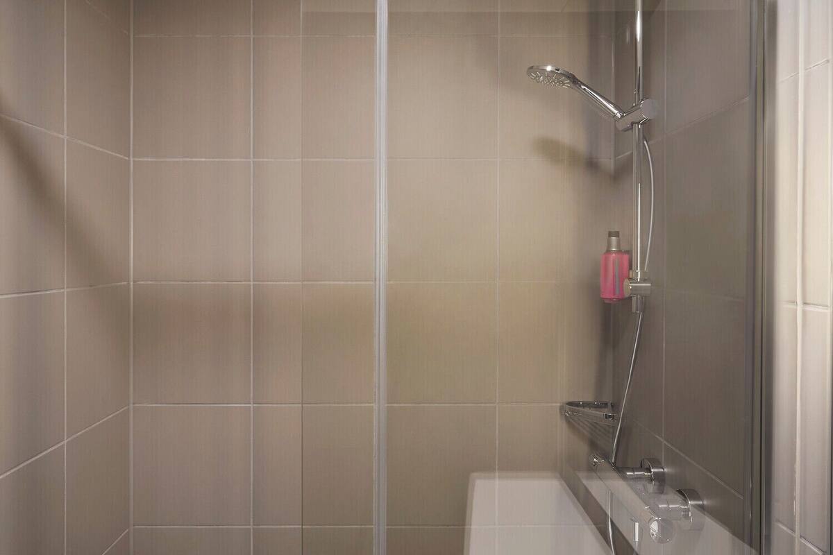 shower, rainfall showerhead, free toiletries, hair dryer