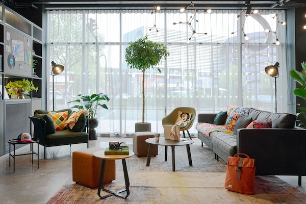 Lobby lounge