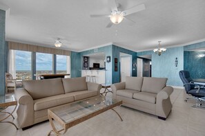 Apartment, Mehrere Betten, Whirlpool | Wohnzimmer | Fernseher