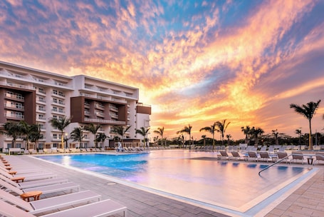 Exterior. Embassy Suites By Hilton Aruba Beach Resort