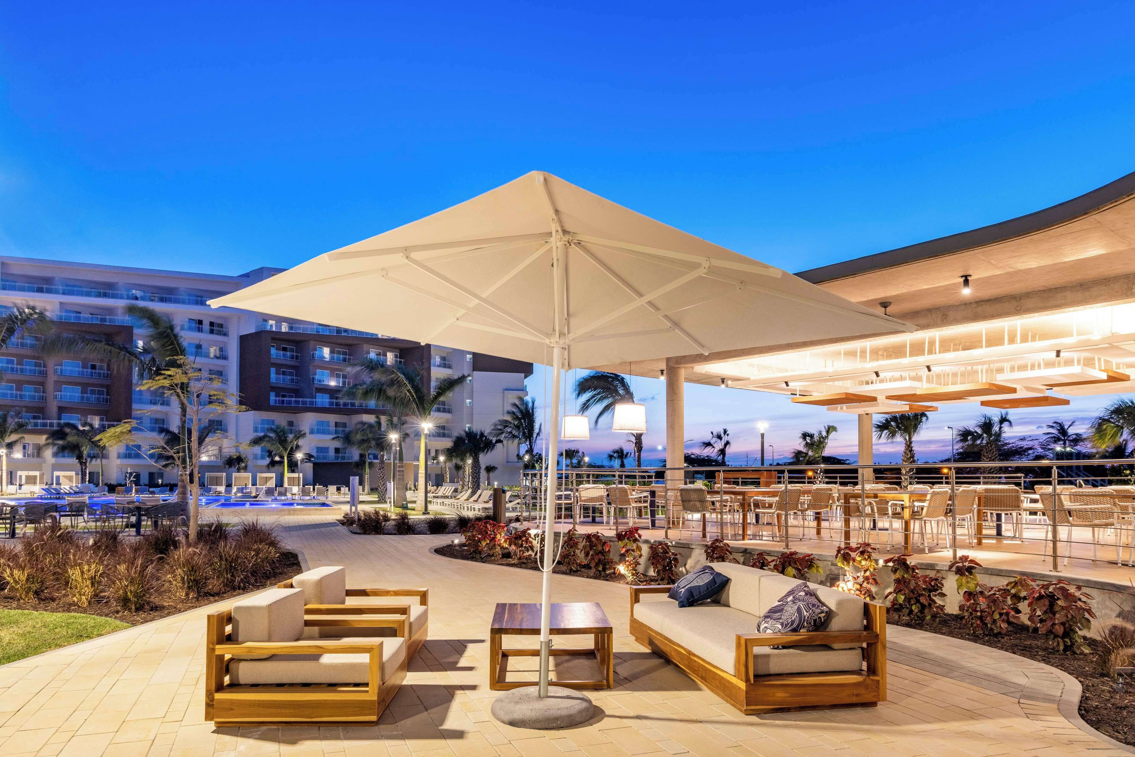 3 สระว่ายน้ำกลางแจ้ง, คาบาน่าฟรี, ร่มริมสระว่ายน้ำ