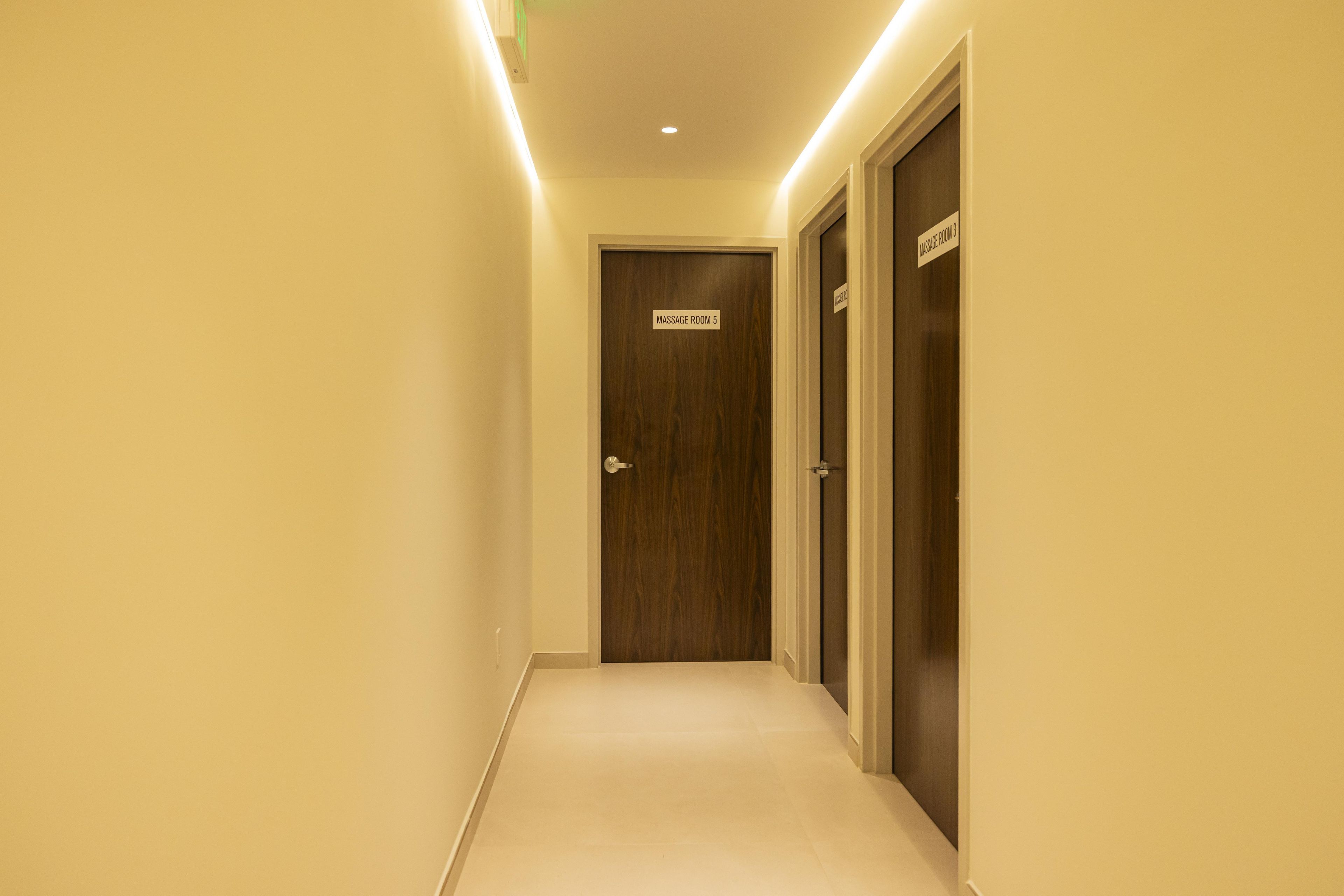 Un couloir avec un panneau indiquant la salle de massage numéro 5.