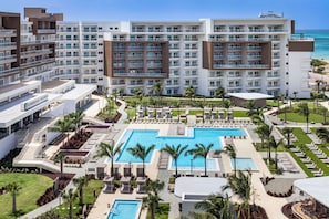 3 outdoor pools, free pool cabanas, pool umbrellas