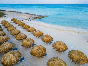 Plage, sable blanc, cabines gratuites, chaises longues