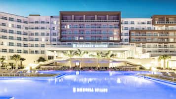 3 piscines extérieures, cabanons gratuits, parasols de plage