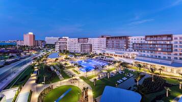 3 outdoor pools, free pool cabanas, pool umbrellas