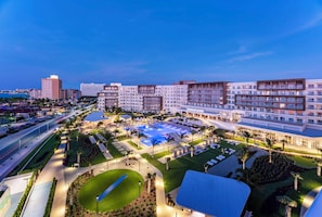 3 piscines extérieures, cabanons gratuits, parasols de plage
