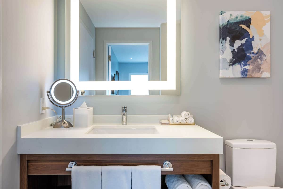 Een douche, een regendouche, handdoeken, zeep