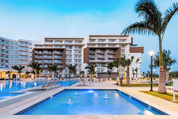 3 outdoor pools, free cabanas, pool umbrellas