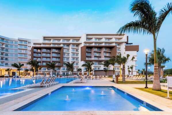 3 outdoor pools, free pool cabanas, pool umbrellas