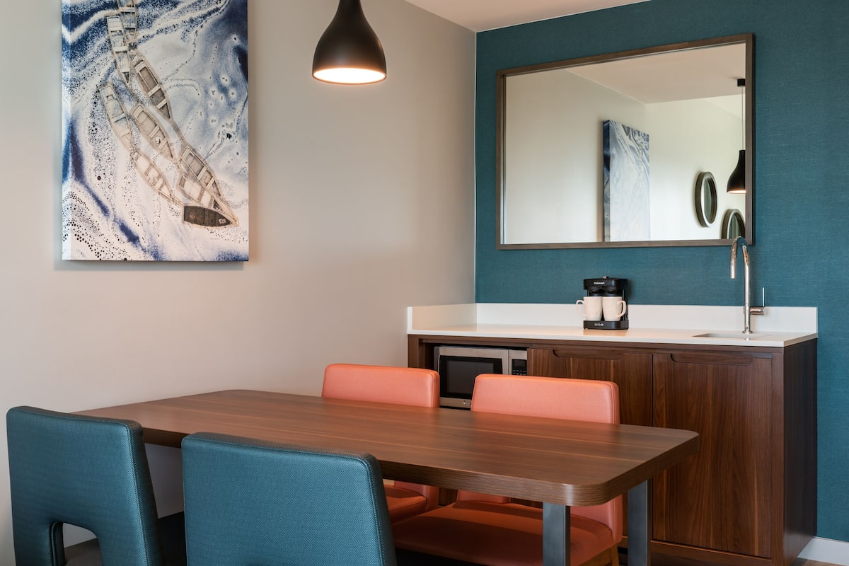 Mini réfrigérateur, micro-ondes, cafetière/bouilloire, tables à manger