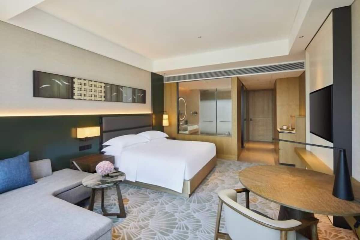 Down comforters, in-room safe, laptop workspace, blackout drapes