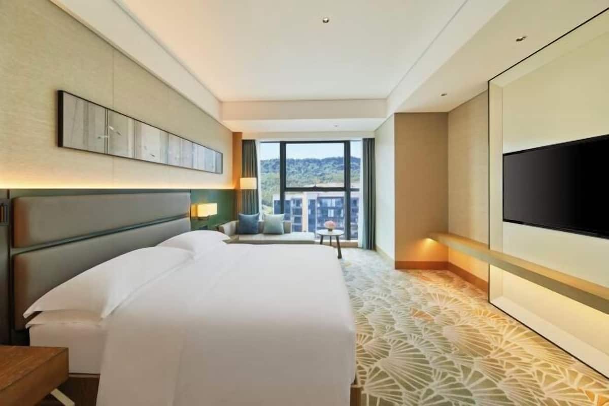 Down comforters, in-room safe, laptop workspace, blackout drapes