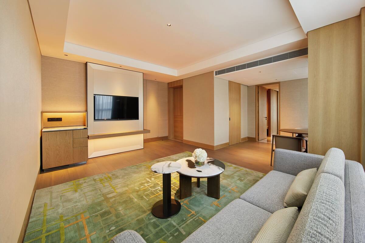 羽絨被、房內夾萬、手提電腦工作空間、遮光窗簾/窗簾