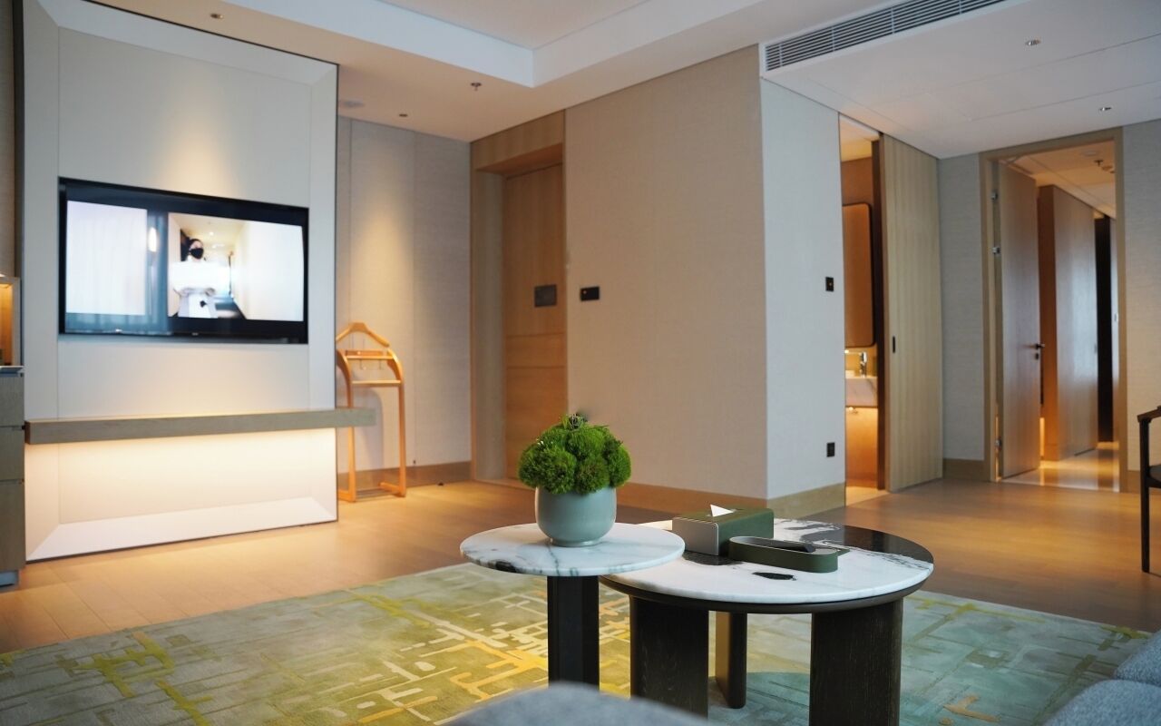 Suite Deluxe, 1 cama de matrimonio grande | Edredones de plumas, caja fuerte, espacio para trabajar con un portátil