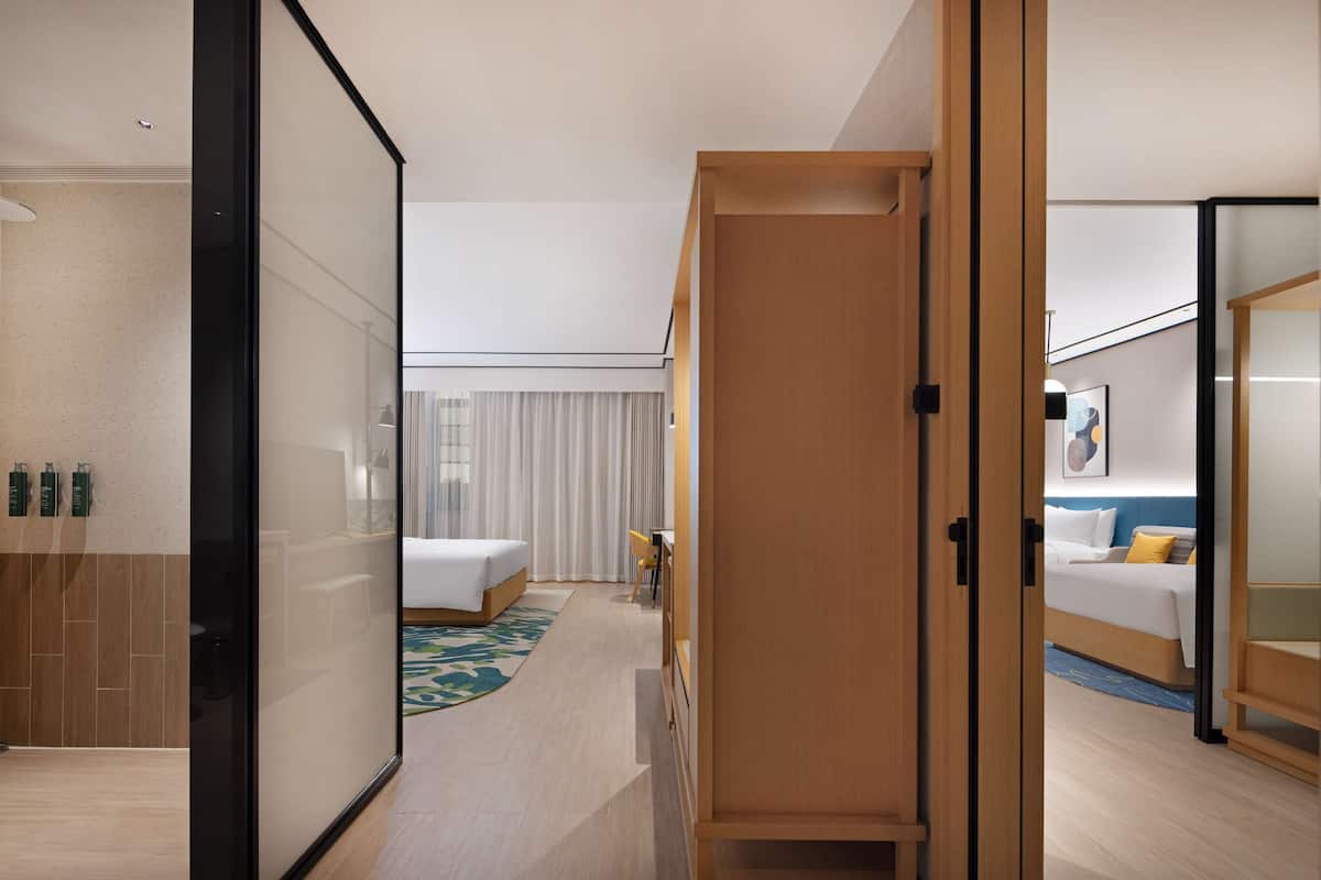 Habitación, 1 cama King size | Baño | Regadera, regadera tipo lluvia, amenidades de baño gratuitas