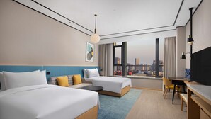 A hotel room with two beds, a desk, and a view of the city. - Hilton Garden Inn Rizhao High-Tech Zone (Rizhao)