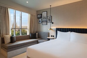 1 غرفة نوم وملاءات للفراش لا تسبب الحساسية وخزنة داخل الغرفة ومكتب