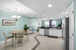 Apartamento, varias camas, bañera de hidromasaje | Cocina privada | Frigorífico, microondas, horno y placa de cocina