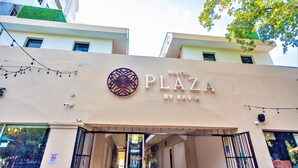 A hotel entrance with a sign reading "Hotel Plaza by Kavia." - Hotel Plaza by Kavia (Mérida)