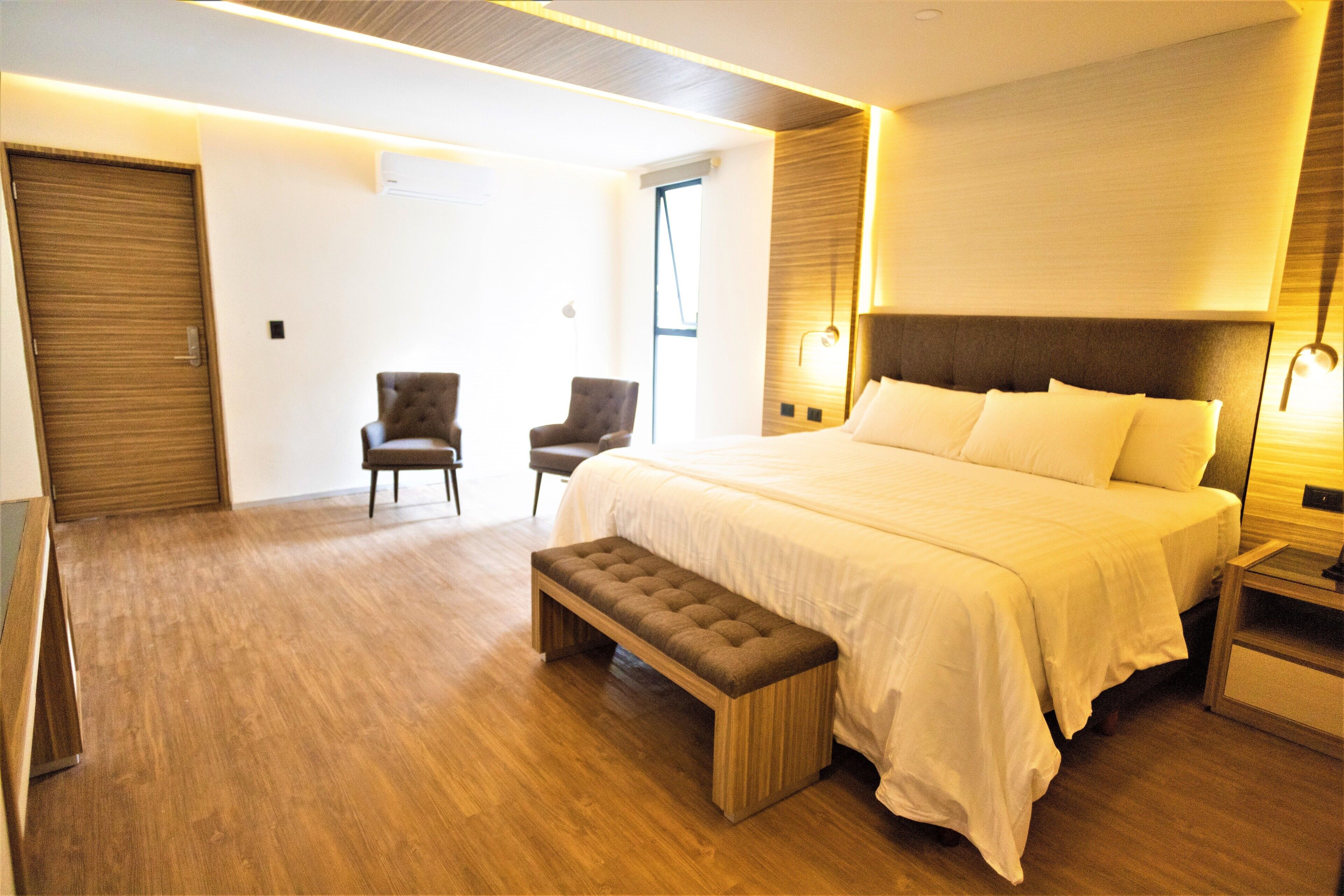 高級客房 | 房內夾萬、書桌、手提電腦工作空間、免費 Wi-Fi