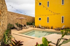 12 Außenpools, geöffnet von 10:00 Uhr bis 21:00  Uhr, Cabañas (kostenlos)