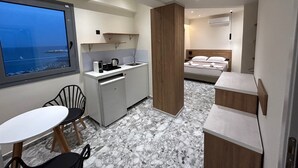 Suite, balcón, vista a la ciudad | Cortinas blackout, wifi gratis y ropa de cama