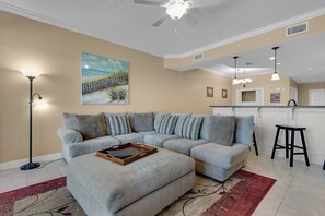 Apartamento, varias camas, bañera de hidromasaje | Sala de estar | Una televisión