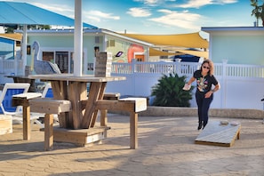 Outdoor pool, pool loungers - Tropic Island Resort (Port Aransas)