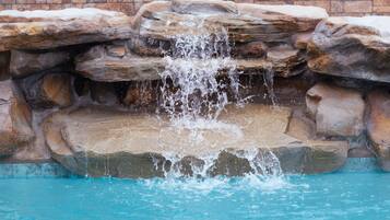 Piscina externa, espreguiçadeiras