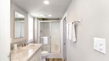 Bungalow | Bathroom | Free toiletries, towels, soap, shampoo