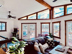 Smart TV, chimenea, videojuegos y libros 