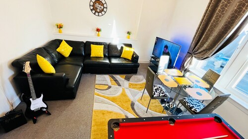 Luxury 2 Bedroom Entire Apartment - Self Check in / out – Perfect for 6 Guests