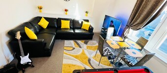 Luxury 2 Bedroom Entire Apartment - Self Check in / out – Perfect for 6 Guests