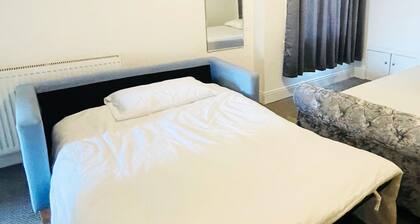 Luxury 2 Bedroom Entire Apartment - Self Check in / out – Perfect for 6 Guests