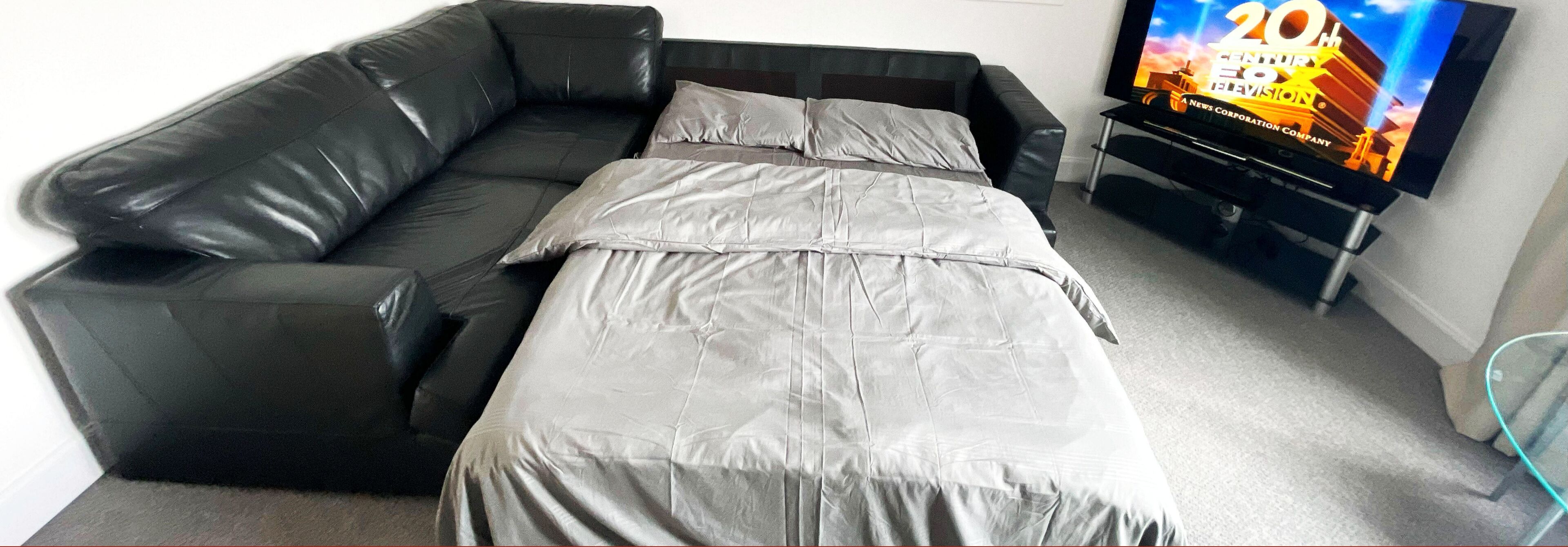 Entire 2 Bedroom Apartment Suitable for 7 sleeper with Free Parking & Pool Table