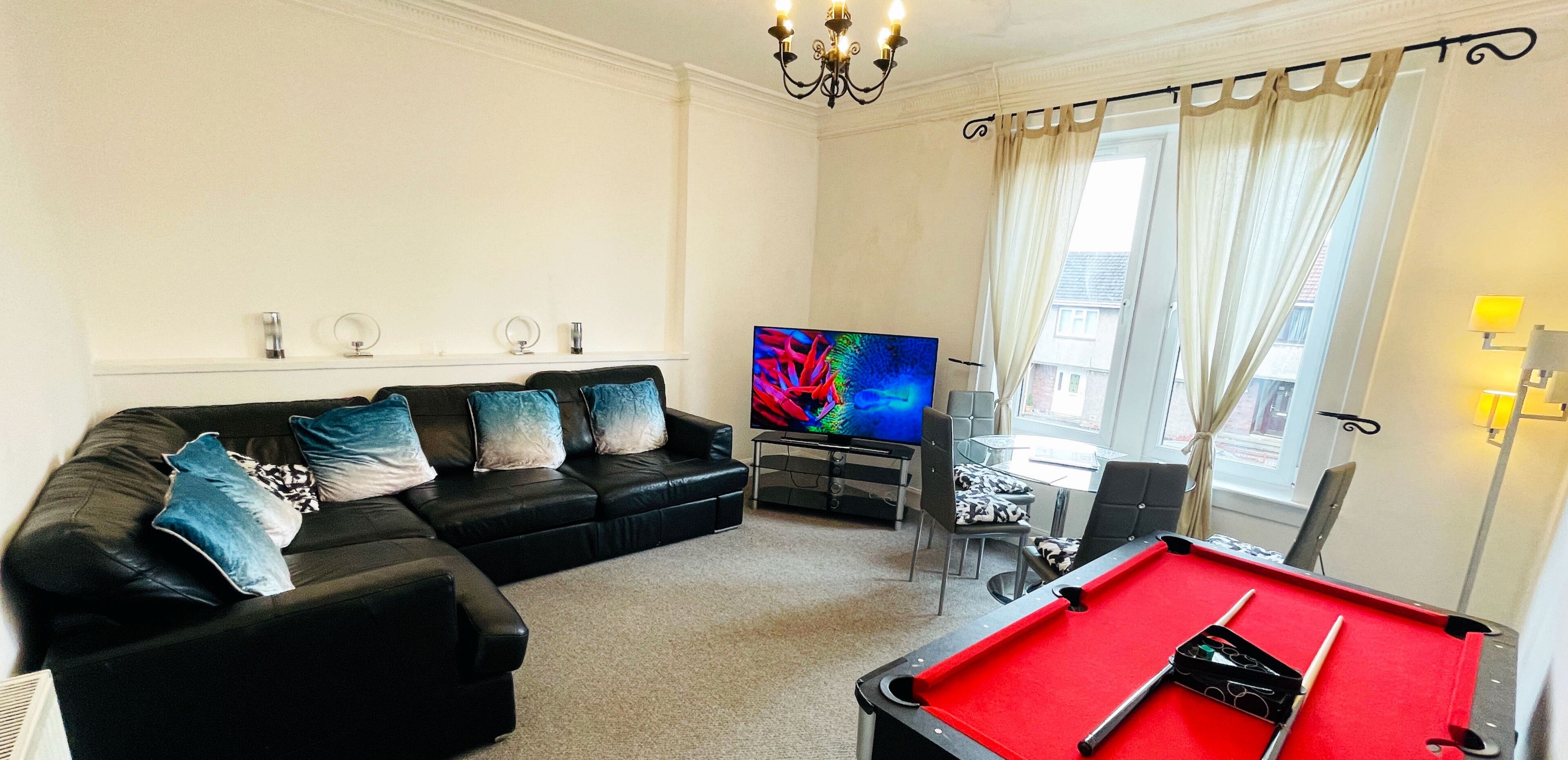 Entire 2 Bedroom Apartment Suitable for 7 sleeper with Free Parking & Pool Table