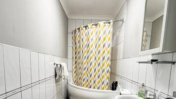 Duschwanne, Haartrockner, Handtücher, Seife